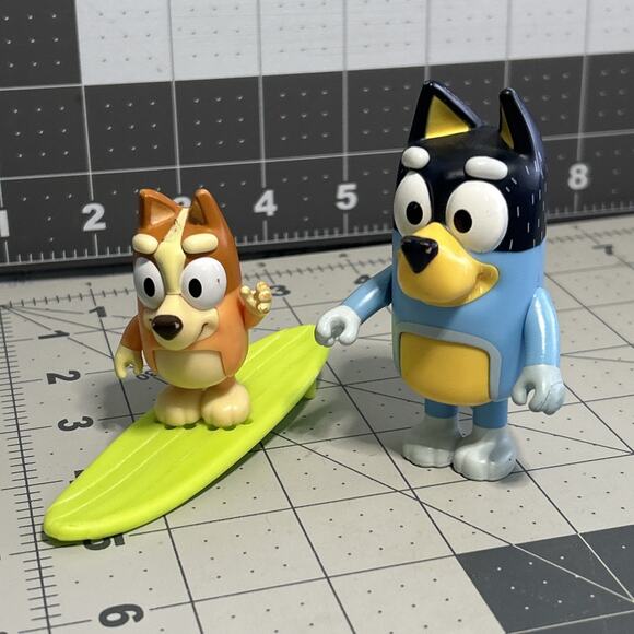 Bluey And Friends Posable Figures Lot Of 2 And A Surfboard Preowned Condition - Picture 1 of 12